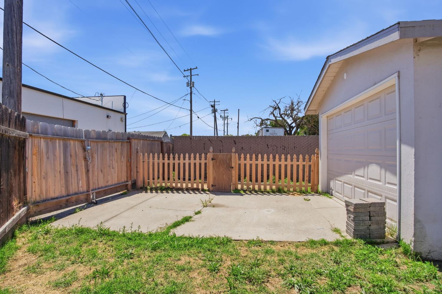 341 2nd Street Livingston, CA 95334 - Photo 18 of 19 a view of a wrought fence