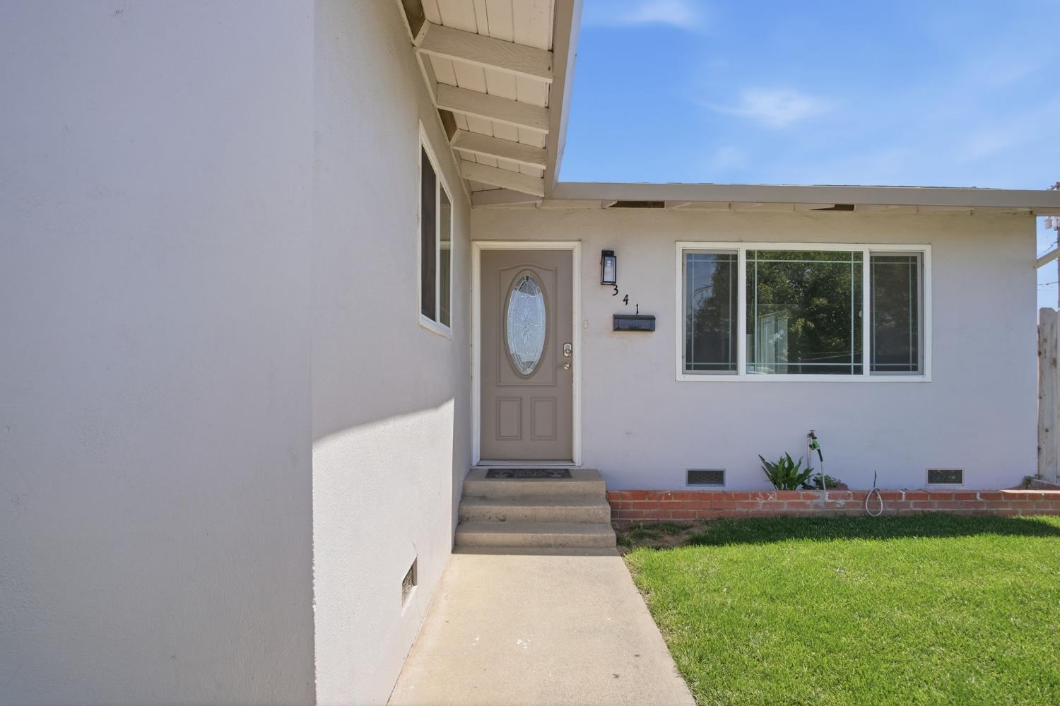 341 2nd Street Livingston, CA 95334 - Photo 3 of 19 a front view of a house with garden
