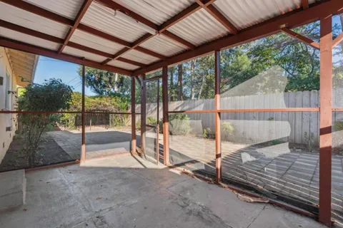 a view of a backyard