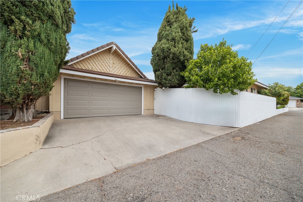 466 South Wellington Road Orange, CA 92869 - Photo 29 of 33 Garage