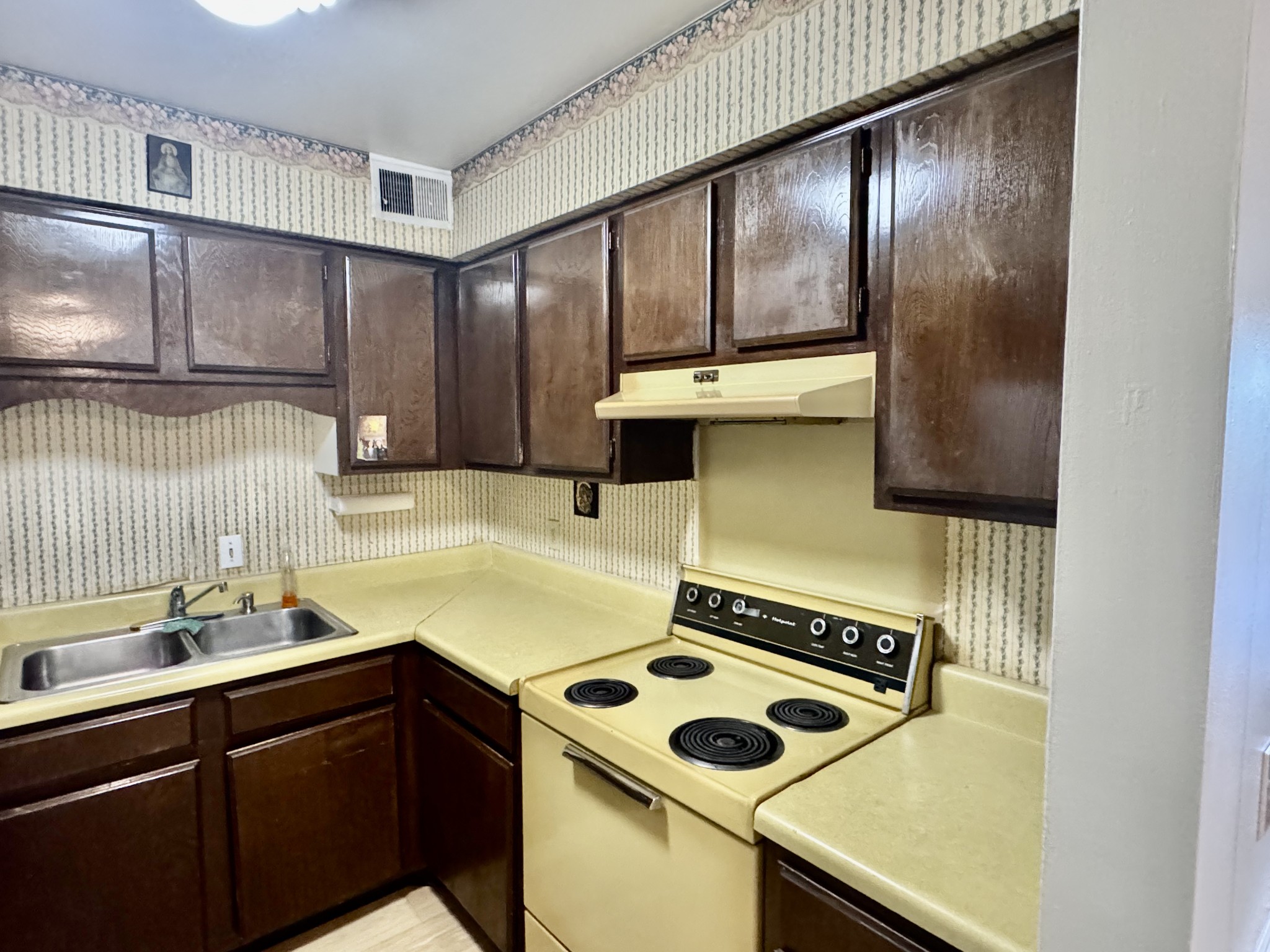 601 Boyd Mill Avenue, Unit M3 Franklin, TN 37064 - Photo 6 of 19 a kitchen with a stove and a refrigerator