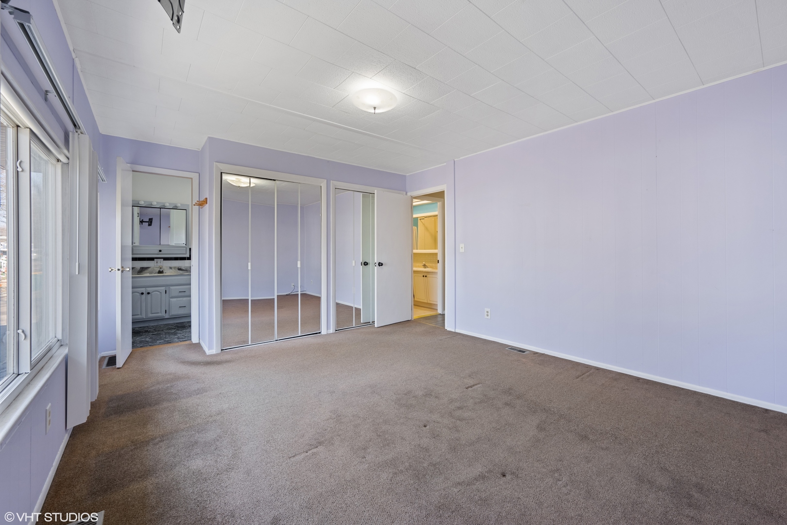 1133 Country Club Road Elgin, IL 60123 - Photo 8 of 19 an empty room with closet area