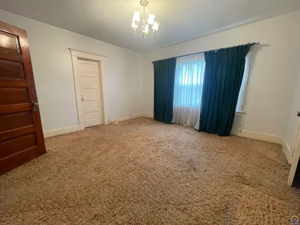 $169,900 | 214 West 5th Street, Lebo, KS 66856