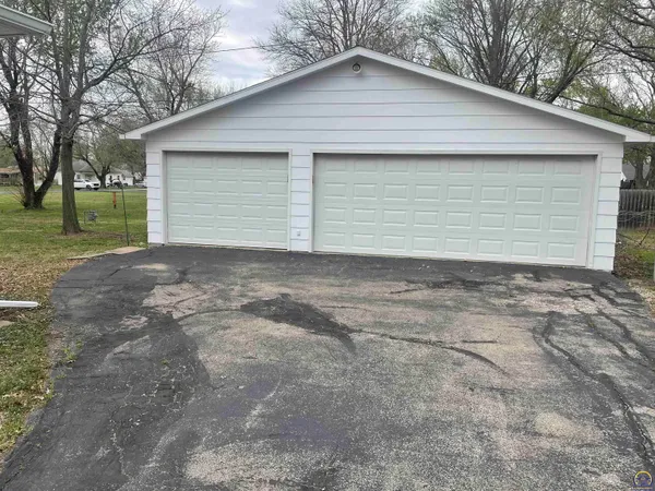 $169,900 | 214 West 5th Street, Lebo, KS 66856