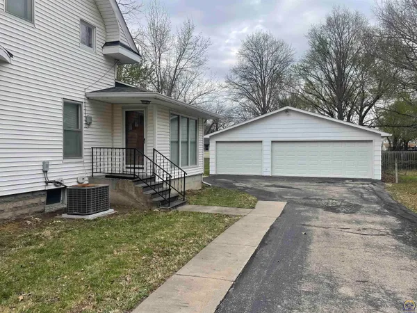 $169,900 | 214 West 5th Street, Lebo, KS 66856