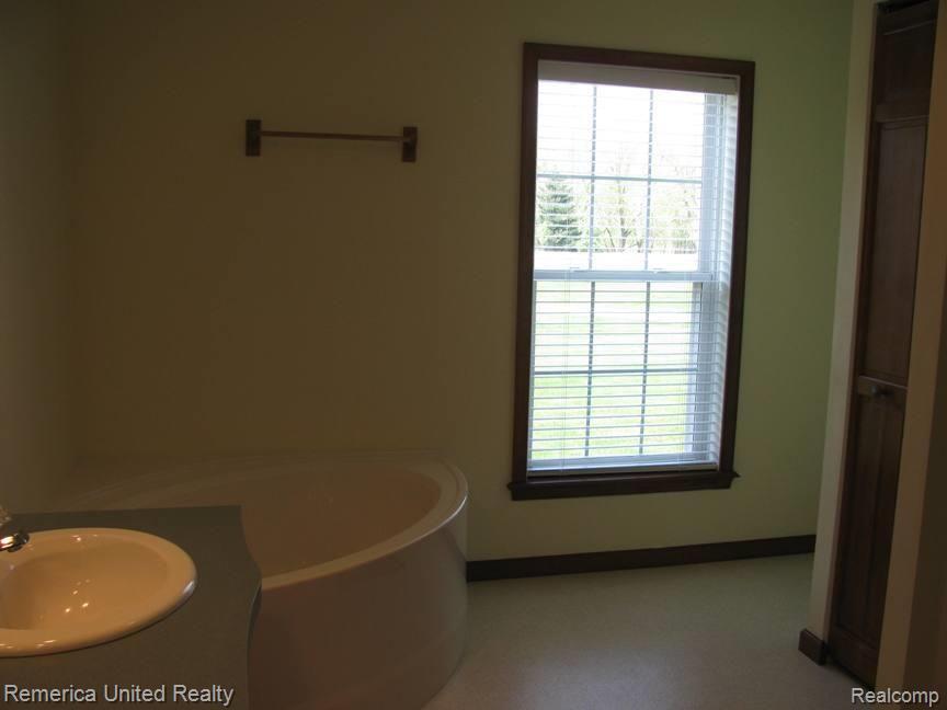 4183 Pleasant Valley Road Brighton, MI 48114 - Photo 7 of 13 Master Bath