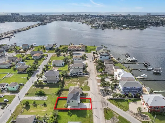 $3,500 | 1102 64th Street, Galveston, TX 77551