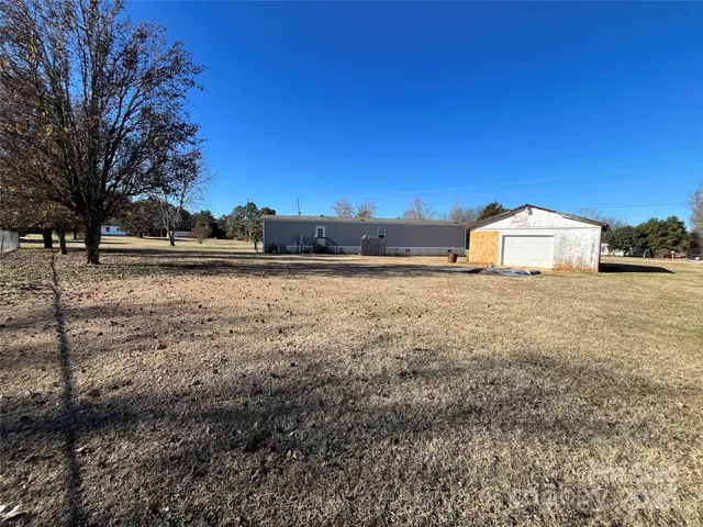 a view of a yard with a house