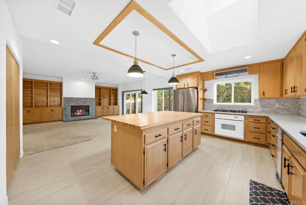 1861 Fox Bridge Court Fallbrook, CA 92028 - Photo 2 of 60 a kitchen with stainless steel appliances granite countertop a stove and a sink