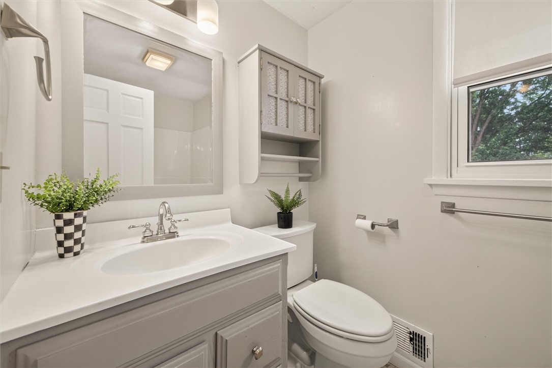 25 Whippletree Road Perinton, NY 14450 - Photo 33 of 44 Second floor full bath