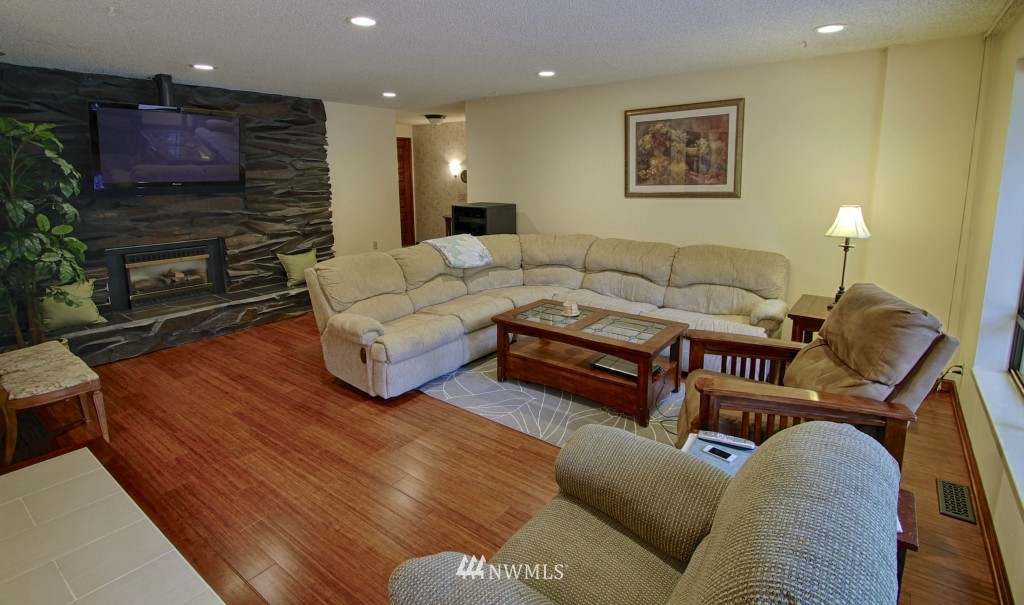15703 Southeast 148th Street Renton, WA 98059 - Photo 4 of 17