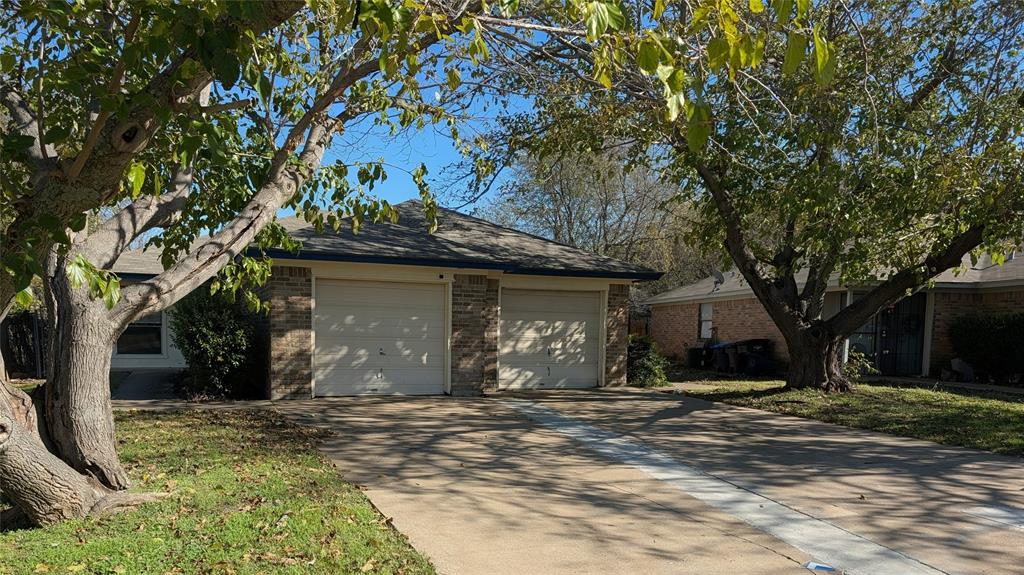 6709 Ridgecrest Court Fort Worth, TX 76133 - Photo 2 of 16
