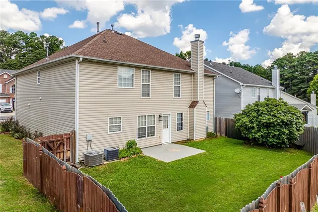 a view of a house with backyard and garden