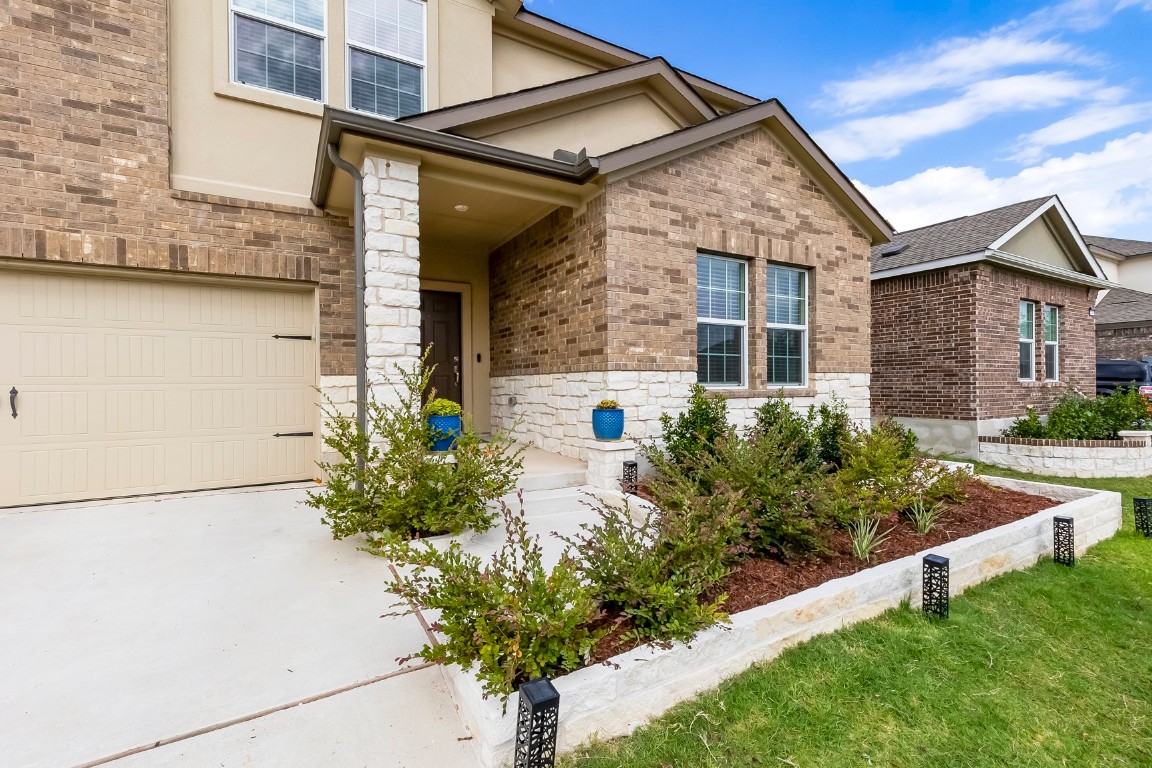 2113 Guntersville Bend Leander, TX 78641 - Photo 5 of 40 front view of a house with a yard