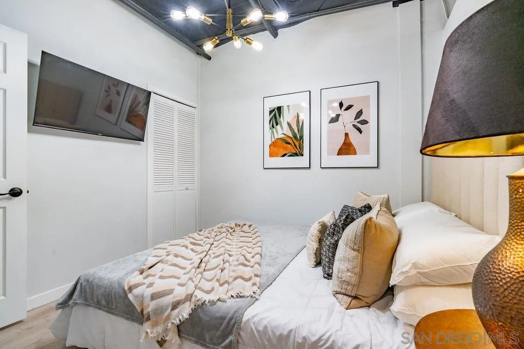 1298 Prospect Street, Unit 2F La Jolla, CA 92037 - Photo 20 of 54 a bedroom with a bed and a flat screen tv