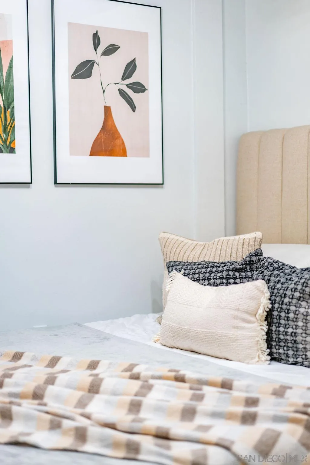 1298 Prospect Street, Unit 2F La Jolla, CA 92037 - Photo 33 of 54 a view of a bedroom with a bed