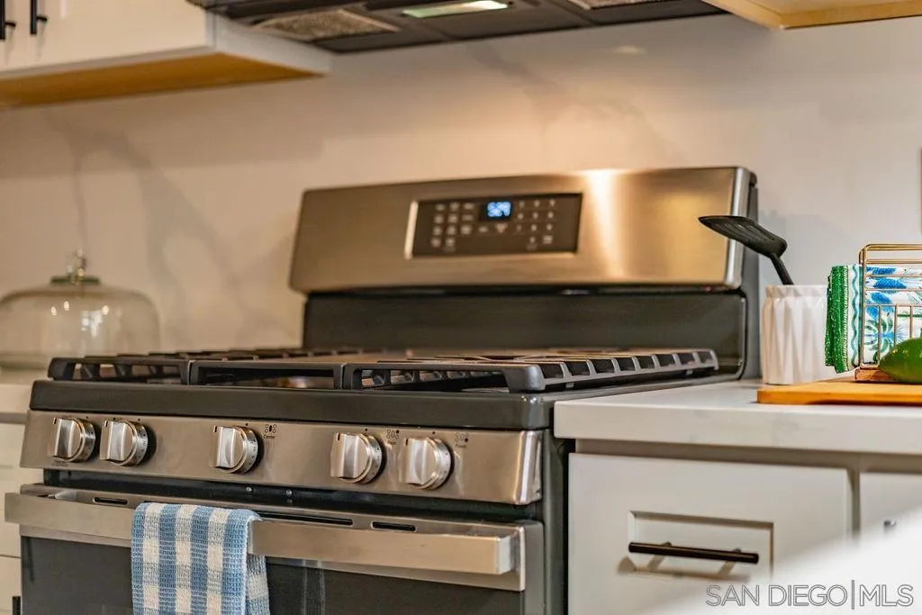 1298 Prospect Street, Unit 2F La Jolla, CA 92037 - Photo 39 of 54 a close view of stove