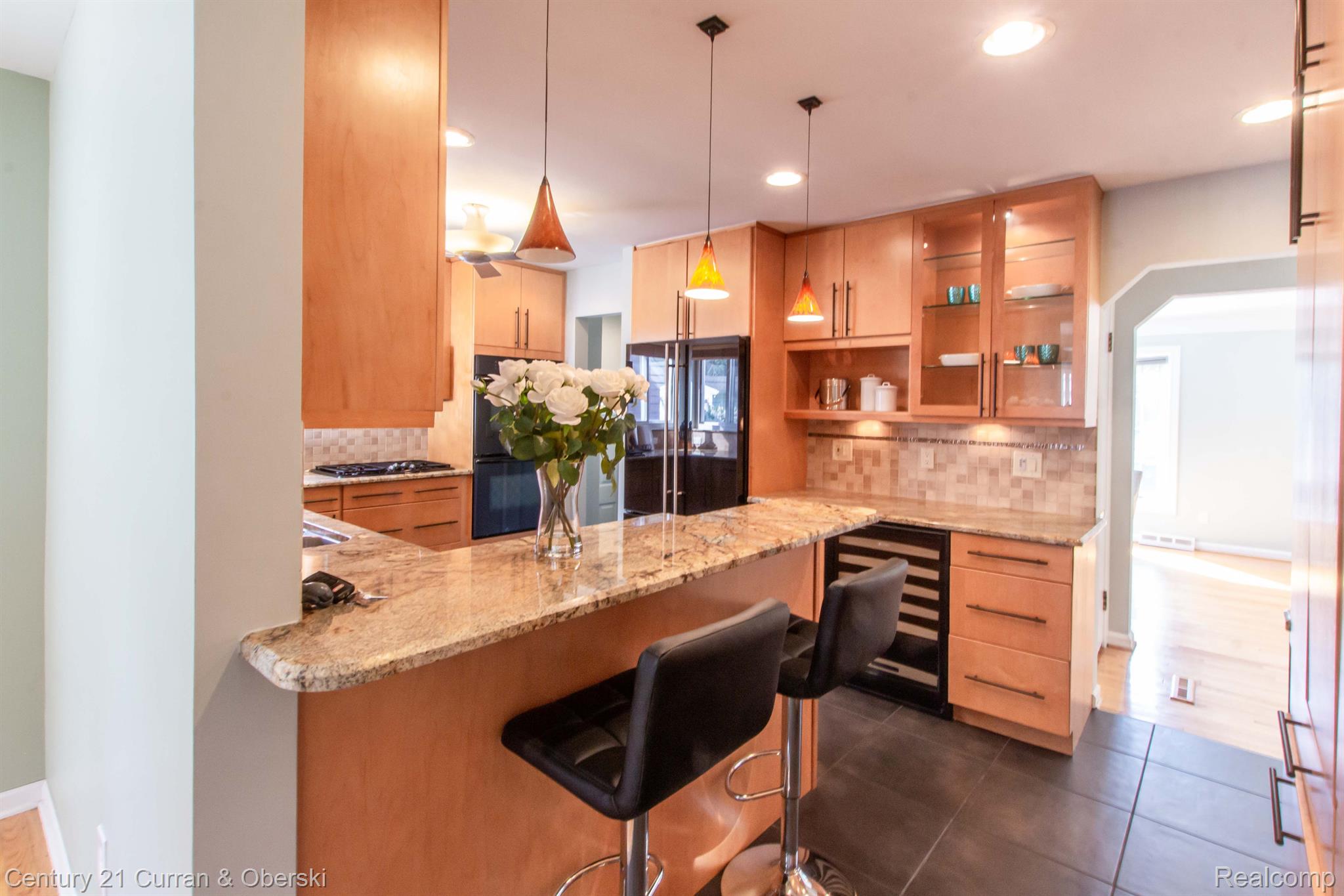 2814 Bembridge Road Royal Oak, MI 48073 - Photo 7 of 46 Breakfast Bar