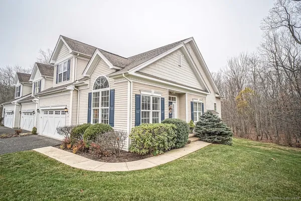 a view of a house with backyard and garden