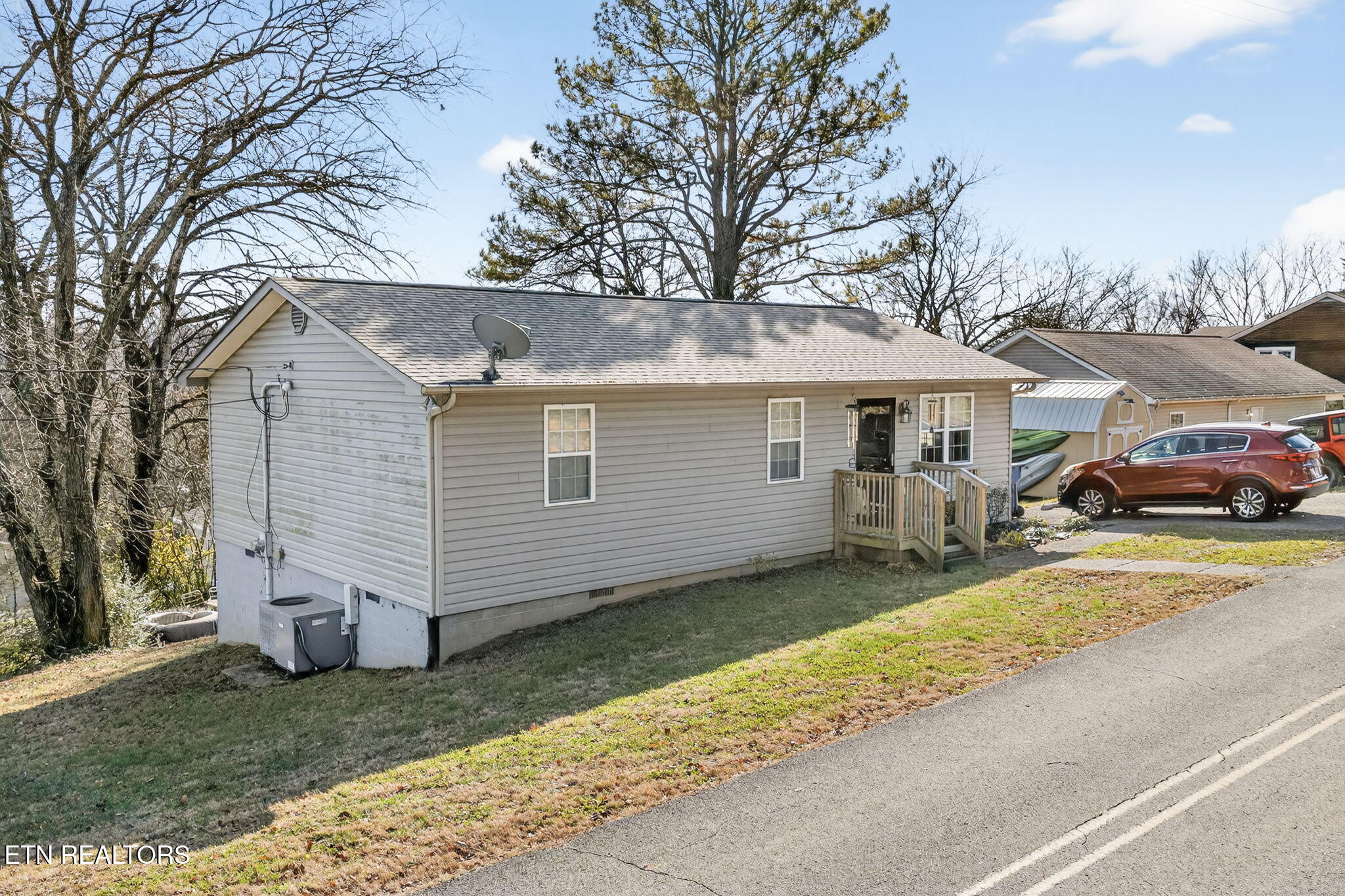 717 Shaw Street Clinton, TN 37716 - Photo 3 of 27 38-web-or-mls-Shaw-