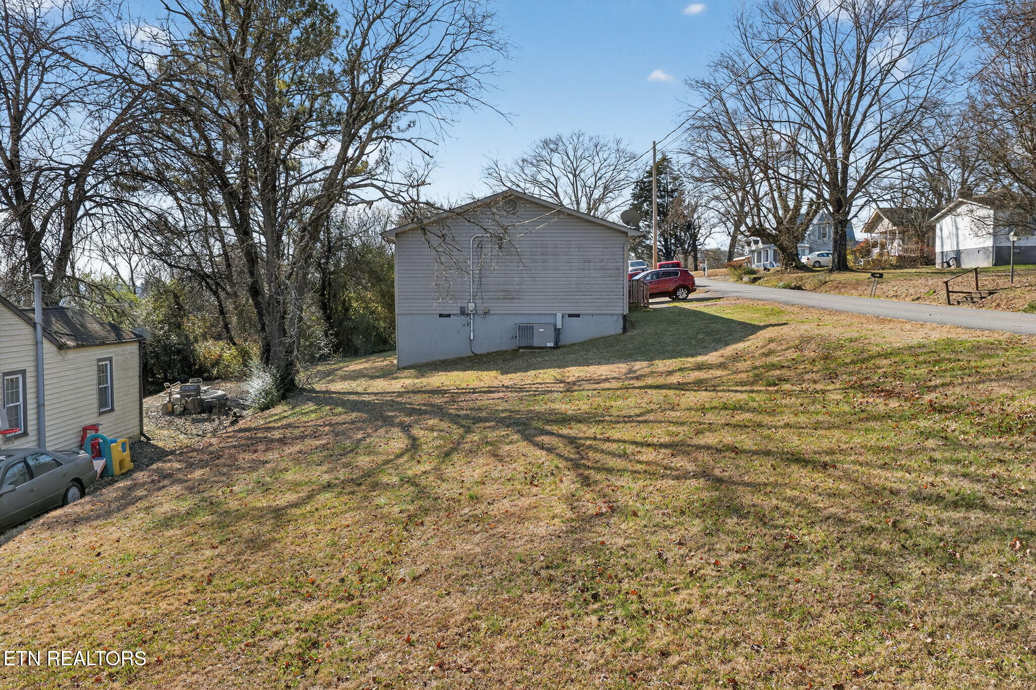 717 Shaw Street Clinton, TN 37716 - Photo 4 of 27 32-web-or-mls-Shaw--5
