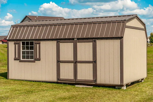 a view of a house with backyard