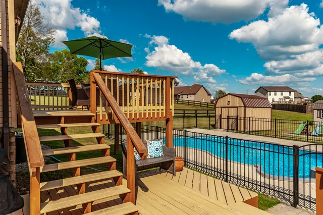 a view of entryway with a balcony