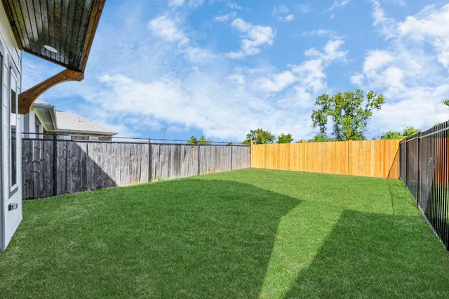 a view of a backyard