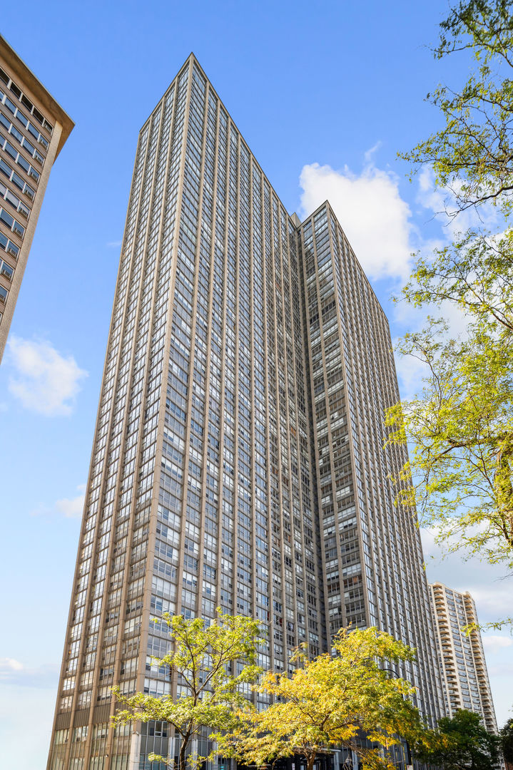 655 West Irving Park Road, Unit 4112 Chicago, IL 60613 - Photo 1 of 18
