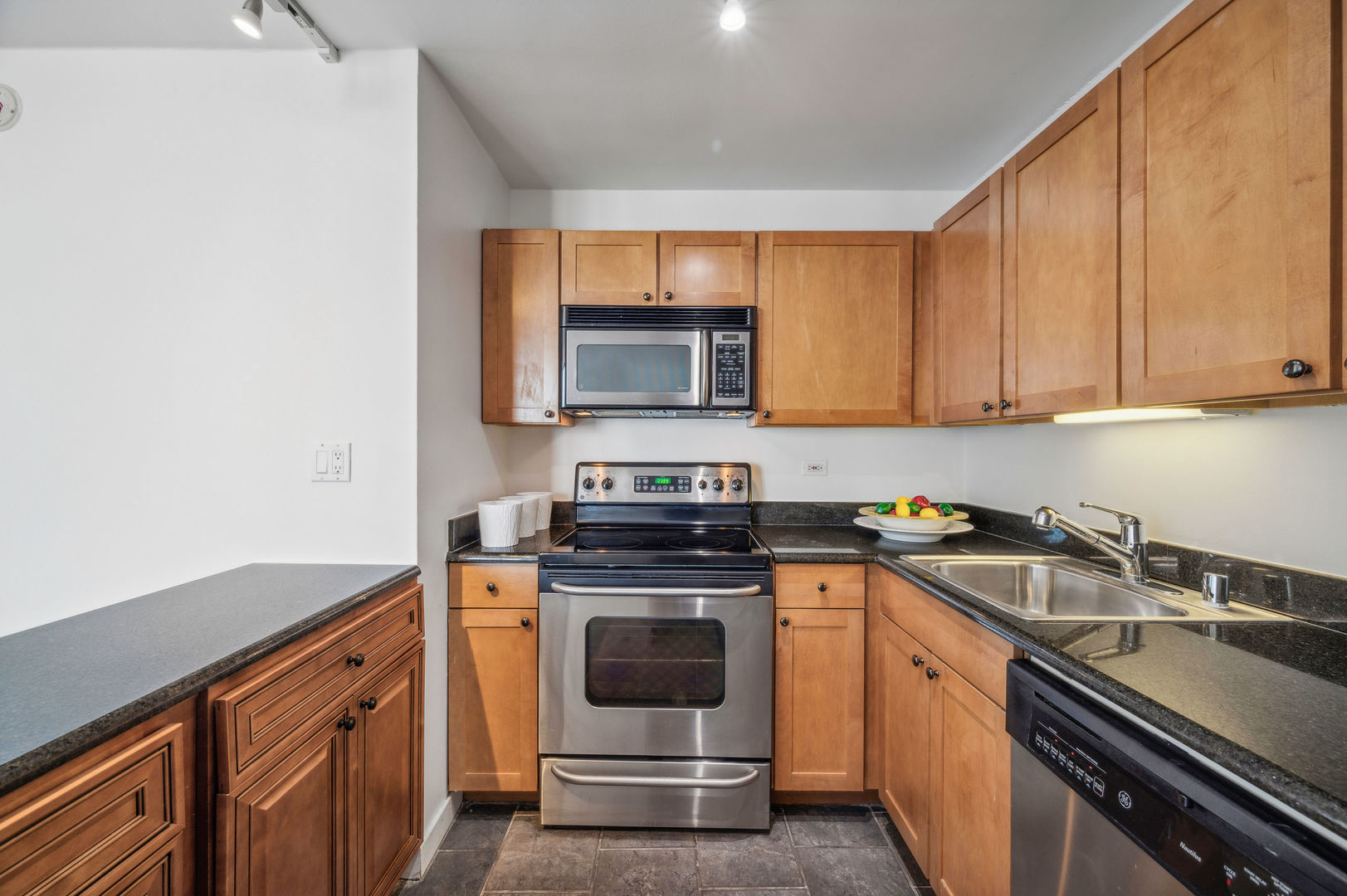 655 West Irving Park Road, Unit 4112 Chicago, IL 60613 - Photo 9 of 18