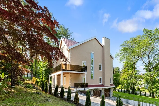 a view of a house with a yard