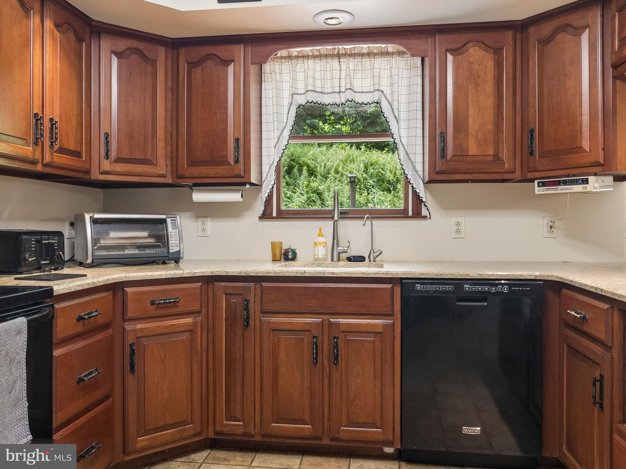 407 Miller Road Reading, PA 19608 - Photo 5 of 37 Beautiful Kitchen