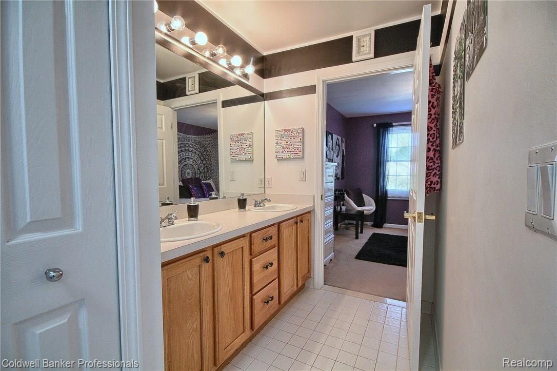 47815 Pavillon Road Canton, MI 48188 - Photo 28 of 42 Jack_And_Jill_Bathroom_l.jpg