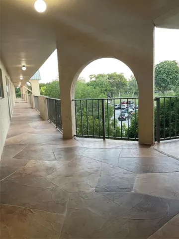 a view of entryway with a garden