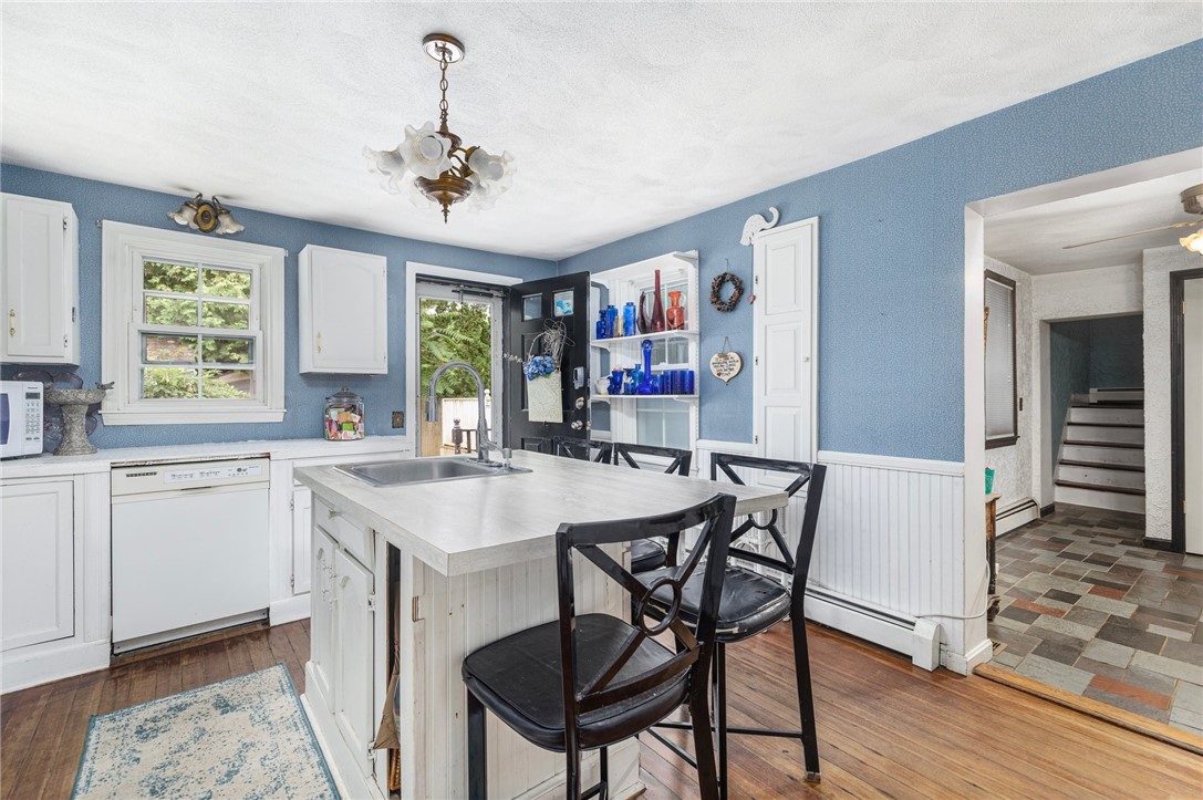 786 Sandy Lane Warwick, RI 02889 - Photo 4 of 26 Fully applianced.