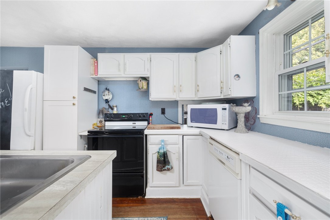 786 Sandy Lane Warwick, RI 02889 - Photo 8 of 26 Lots of natural light.