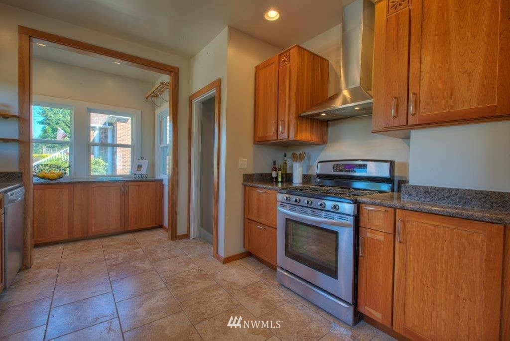 7302 36th Avenue Southwest Seattle, WA 98126 - Photo 7 of 16