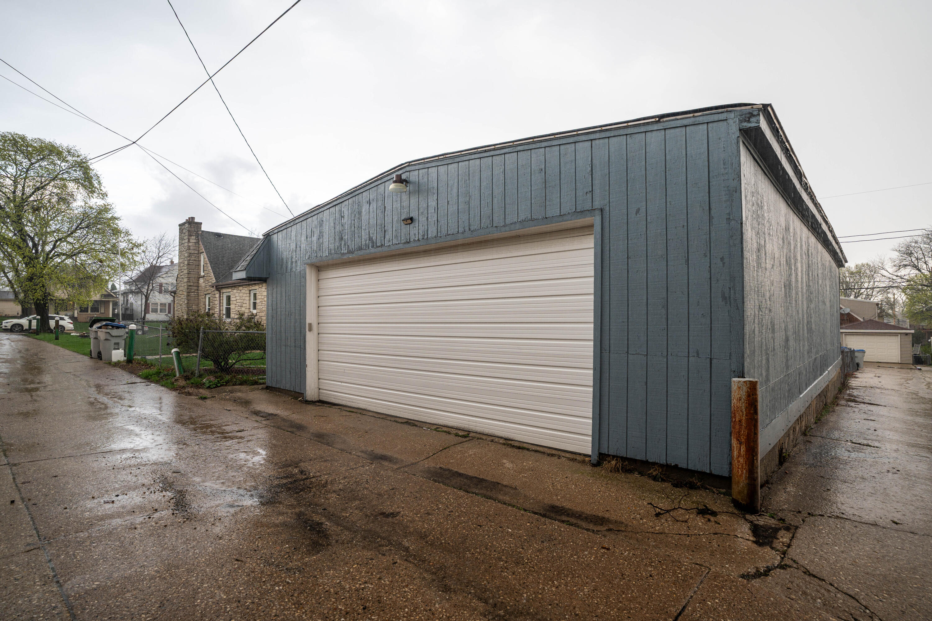 3122 South 46th Street Milwaukee, WI 53219 - Photo 2 of 22 5 Car Garage