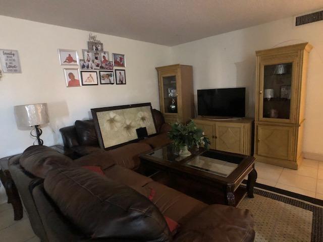 420 Meadows Circle Boynton Beach, FL 33436 - Photo 2 of 12 2-Living room