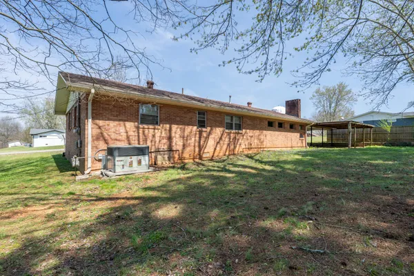 a view of a house with backyard