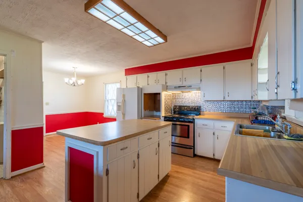 a kitchen that has a lot of cabinets in it