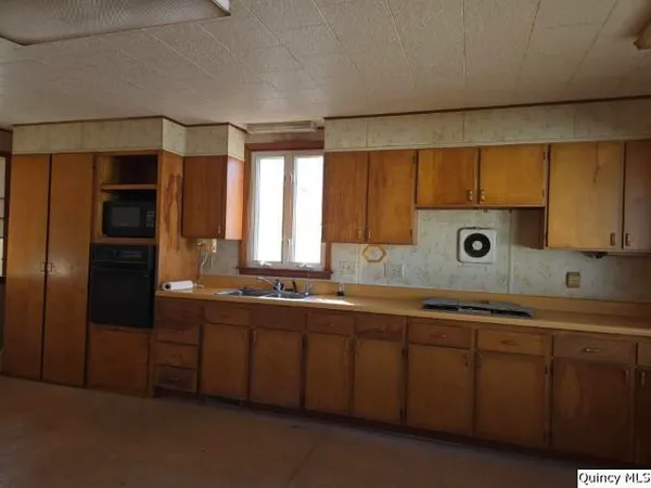 $49,900 | 81 West 3rd Street, Dallas City, IL 62330