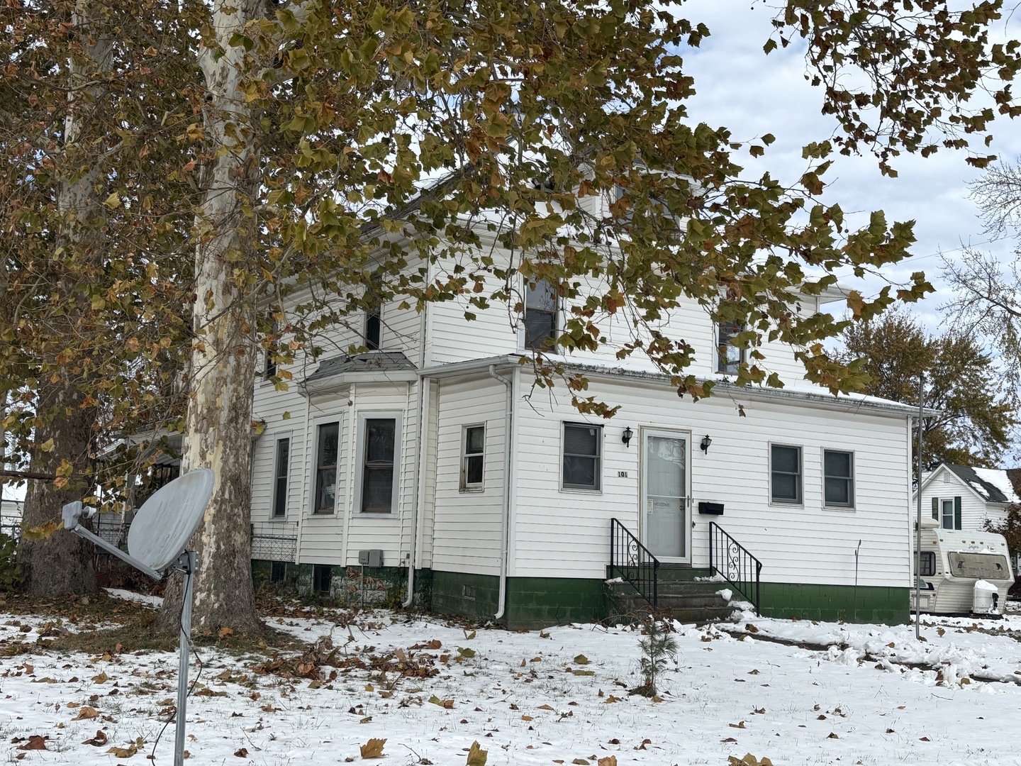 101 South Pine Street Buckley, IL 60918 - Photo 2 of 20 a view of a white house with a yard