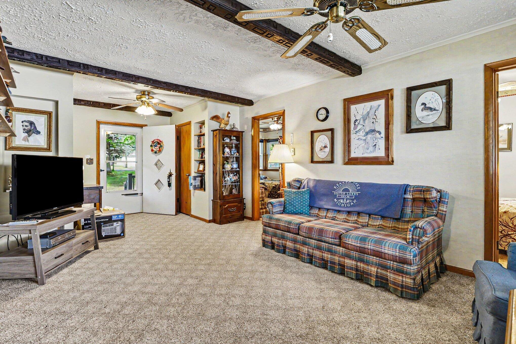 60779 West Oak Drive Decatur, MI 49045 - Photo 8 of 31 MAIN LEVEL - LIVING ROOM