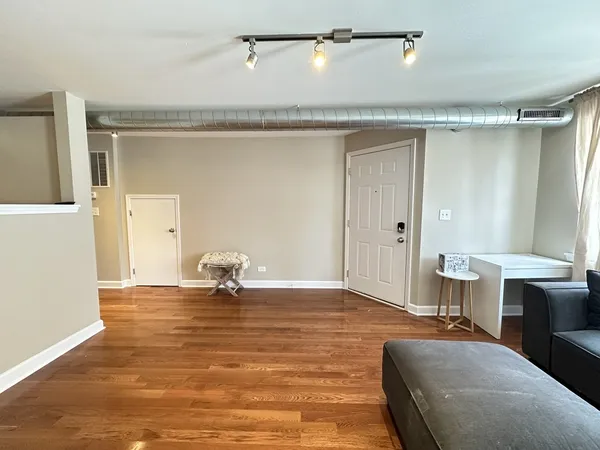 $2,500 | 674 North Orleans Street, Unit 1, Chicago, IL 60654