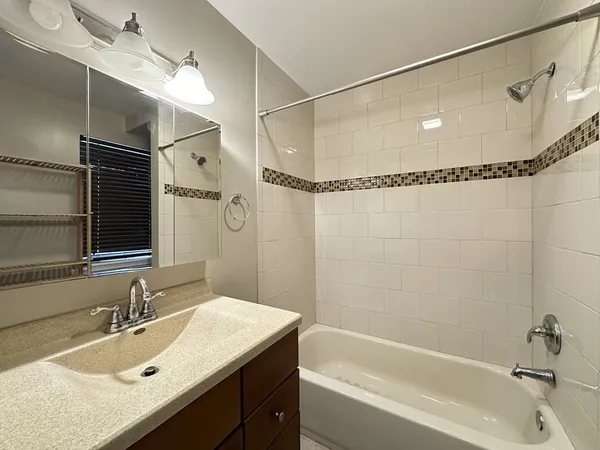 $2,500 | 674 North Orleans Street, Unit 1, Chicago, IL 60654