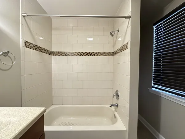 $2,500 | 674 North Orleans Street, Unit 1, Chicago, IL 60654
