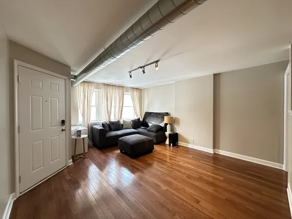 $2,500 | 674 North Orleans Street, Unit 1, Chicago, IL 60654