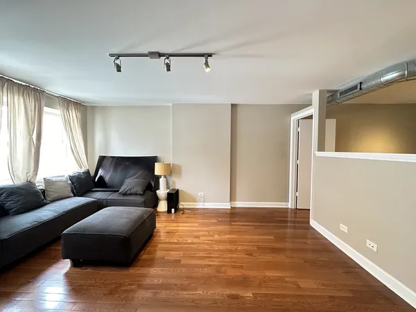 $2,500 | 674 North Orleans Street, Unit 1, Chicago, IL 60654