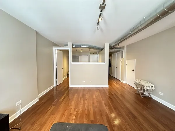 $2,500 | 674 North Orleans Street, Unit 1, Chicago, IL 60654